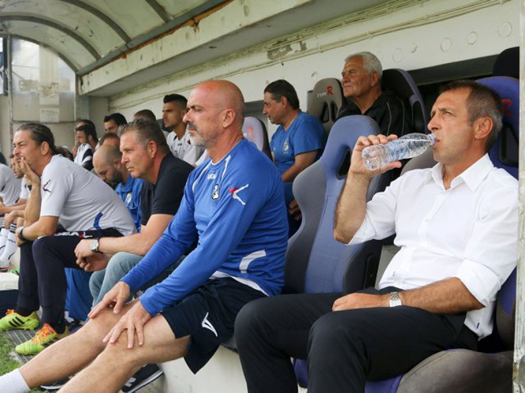 Κλείνει φιλικά