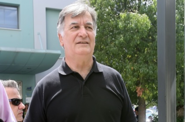 Ανακοίνωσε επιτελείο, περιμένει δικαίωση