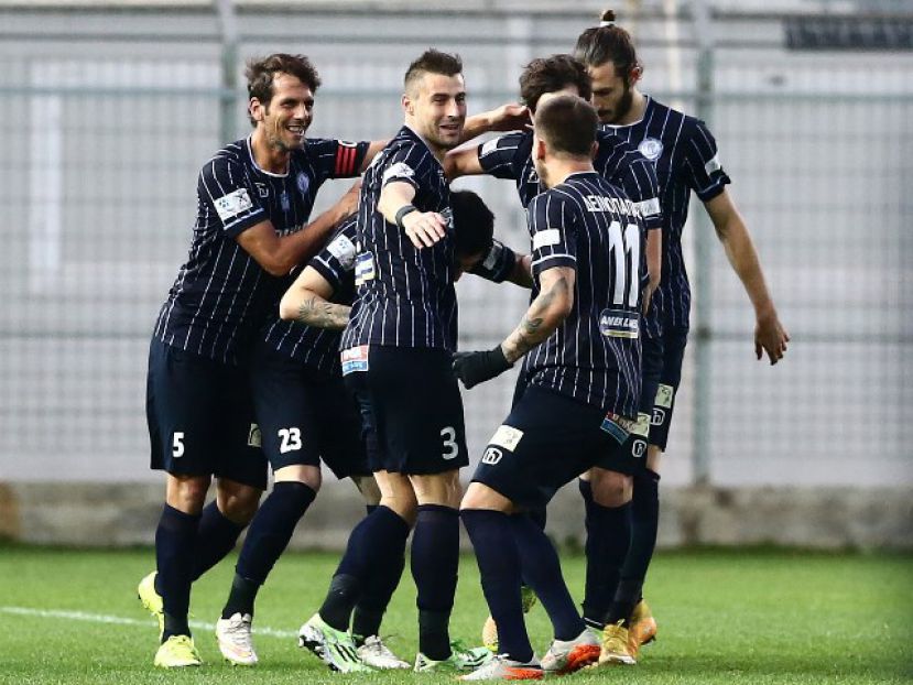 Με 19 και… τρεις νέους