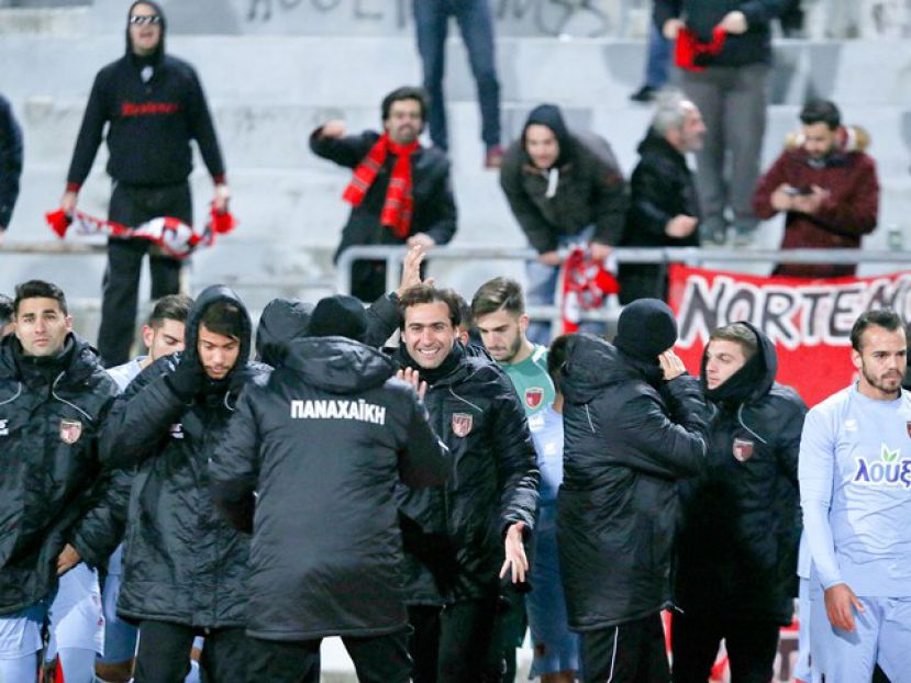 Επιμένει ελληνικά…