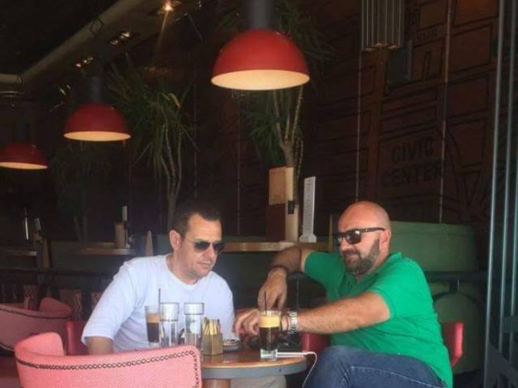 Στο βάθος… έκπληξη