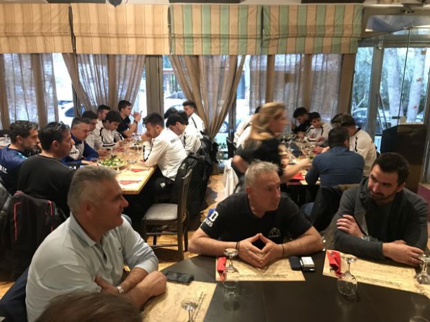 Τραπέζι στους νέους