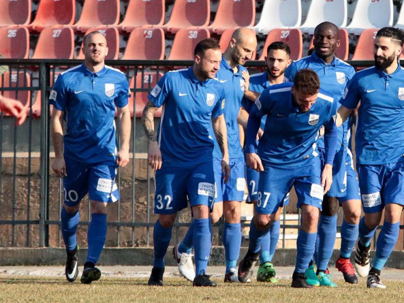 Αποφασίζει για δύο