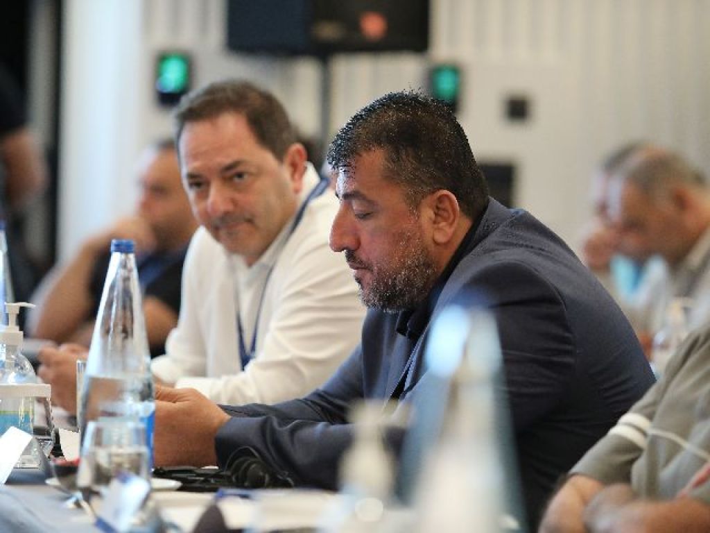 «Εμείς μια ομάδα περιμένουμε…»