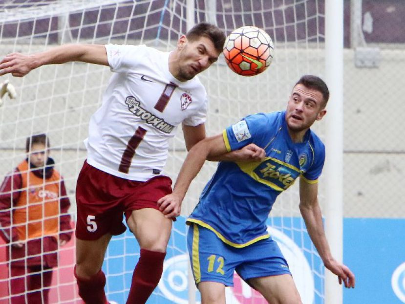 Μένει… Super League
