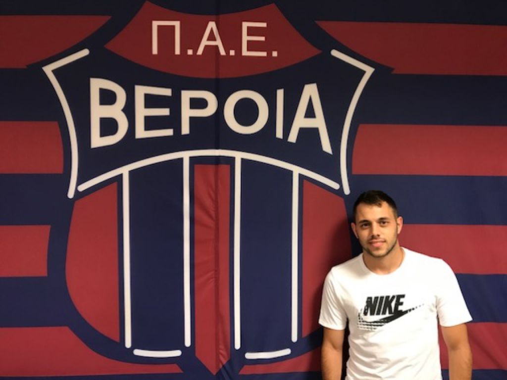Τους σπρώχνει στην έξοδο