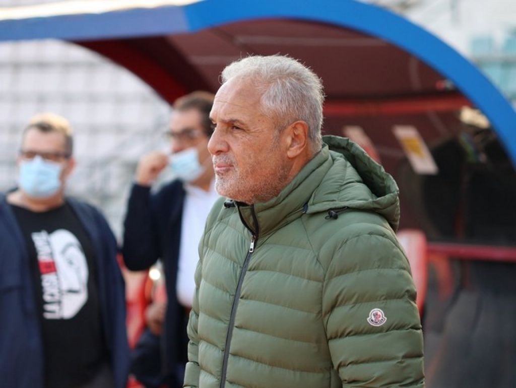 «Κρίμα να βγάζουμε μόνοι μας τα μάτια μας»