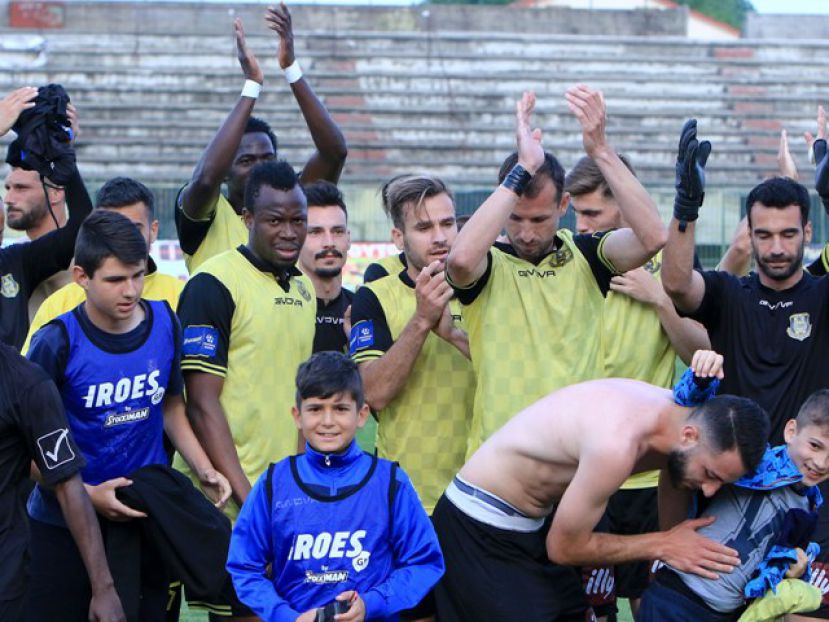 «Με το μαχαίρι στα δόντια»