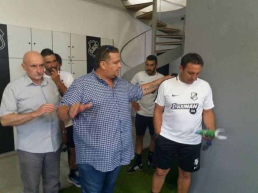 Ανοίγει τα… χαρτιά του