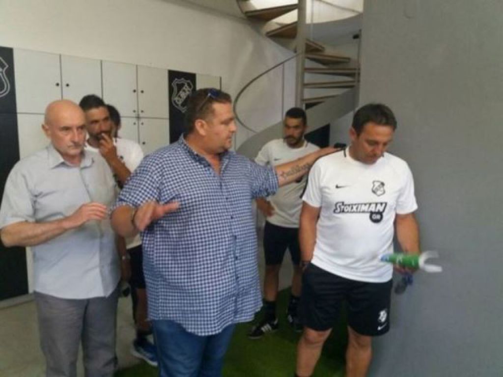 Ανοίγει τα… χαρτιά του