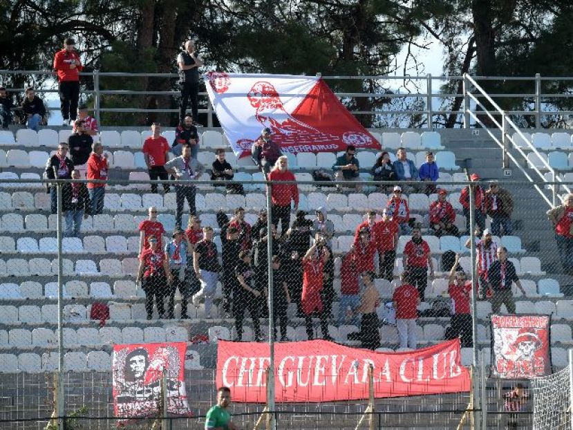 Με οπαδούς στο AEL FC Arena