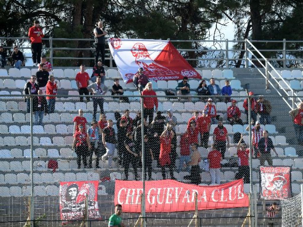 Με οπαδούς στο AEL FC Arena