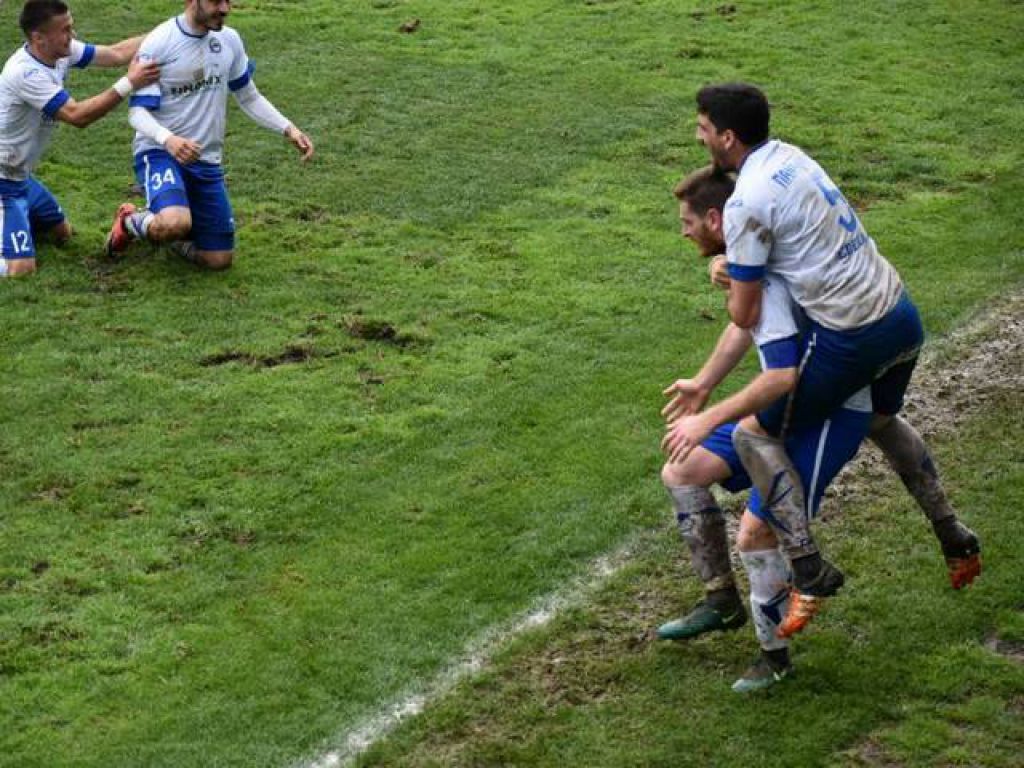 Χτυπάει από άερος και εκτός έδρας