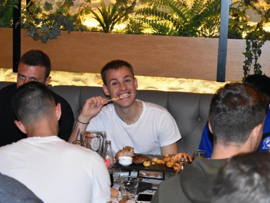 Δώρο νίκης το δείπνο (photos)