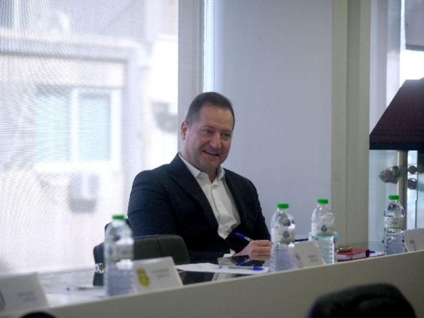 Νταβέλης: «Γελάει όλη η χώρα»