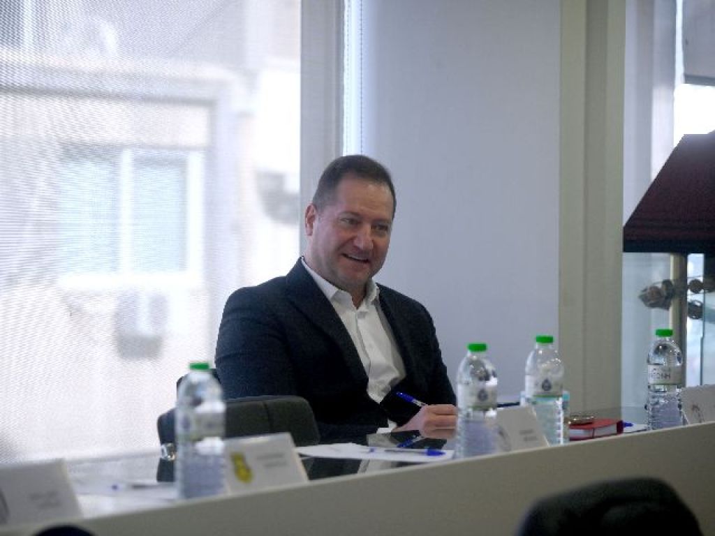 Νταβέλης: «Γελάει όλη η χώρα»