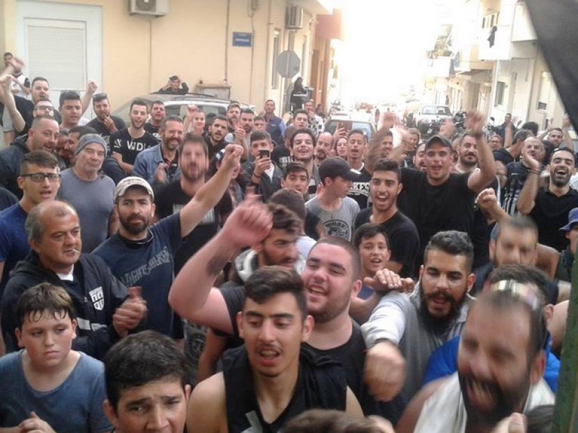 Στις αγκαλιές των οπαδών οι παίκτες (video)