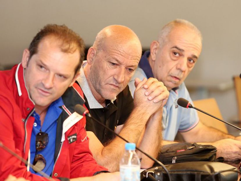 «Με… κουκούτσια θα παίξουν;»
