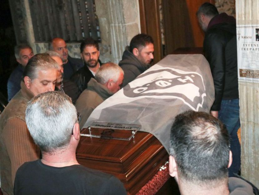 Σημαία του ΟΦΗ στο φέρετρο (photos)