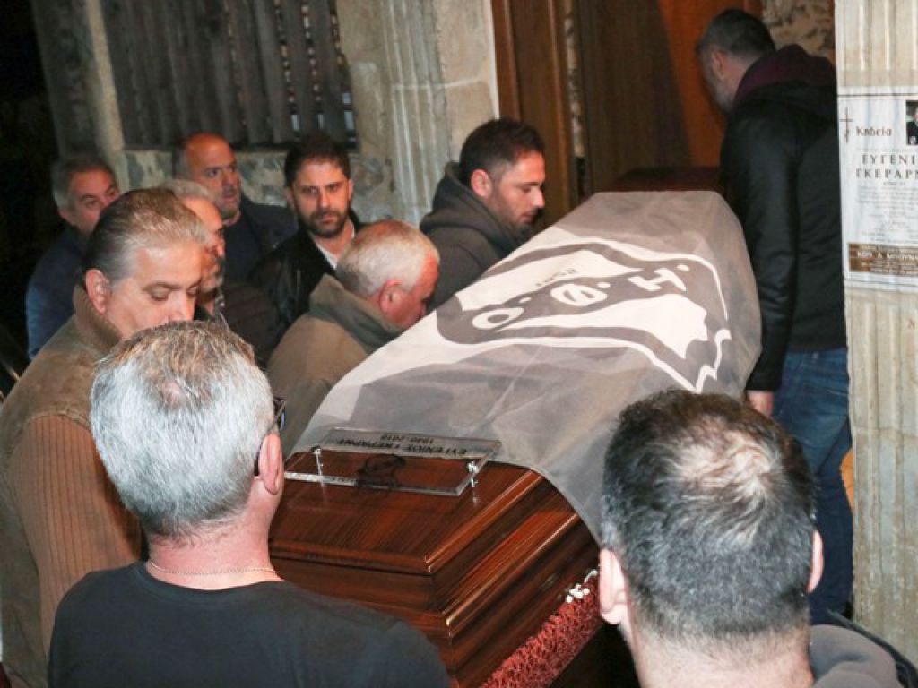 Σημαία του ΟΦΗ στο φέρετρο (photos)
