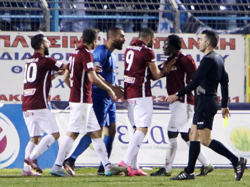 Προβάρει φανέλα βασικού