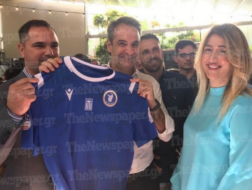 Με φανέλα Νίκης Βόλου ο Μητσοτάκης