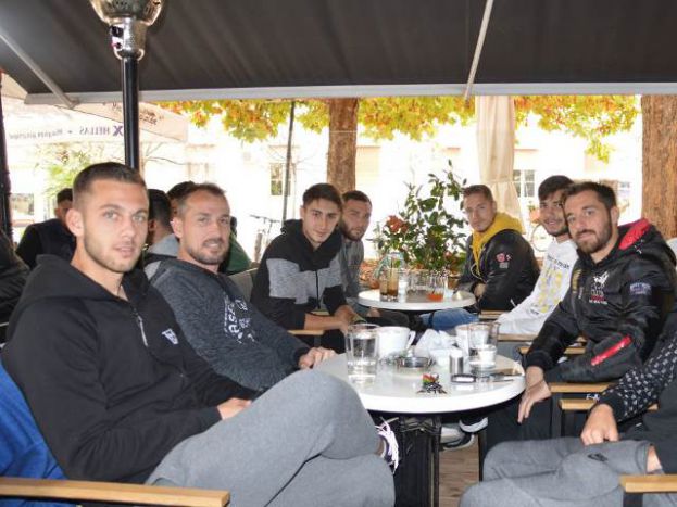 Σε καφέ χορηγού (photos)