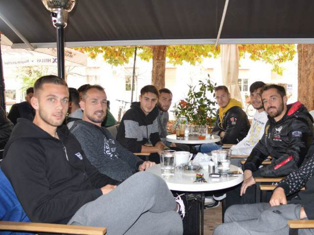 Σε καφέ χορηγού (photos)