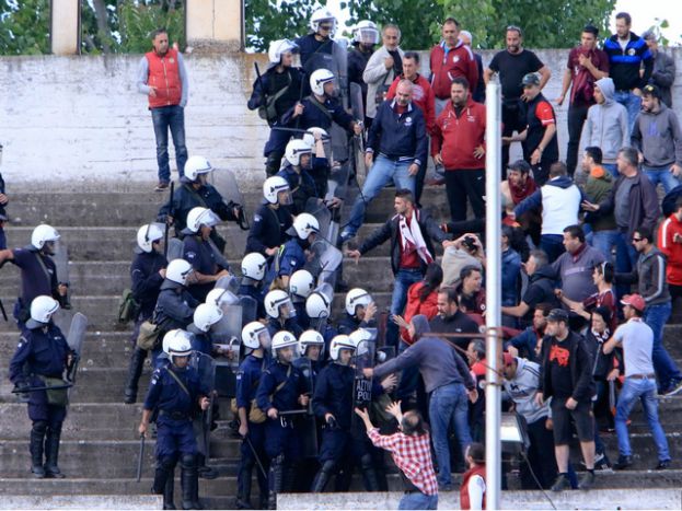 Ξύλο με την αστυνομία (photos)