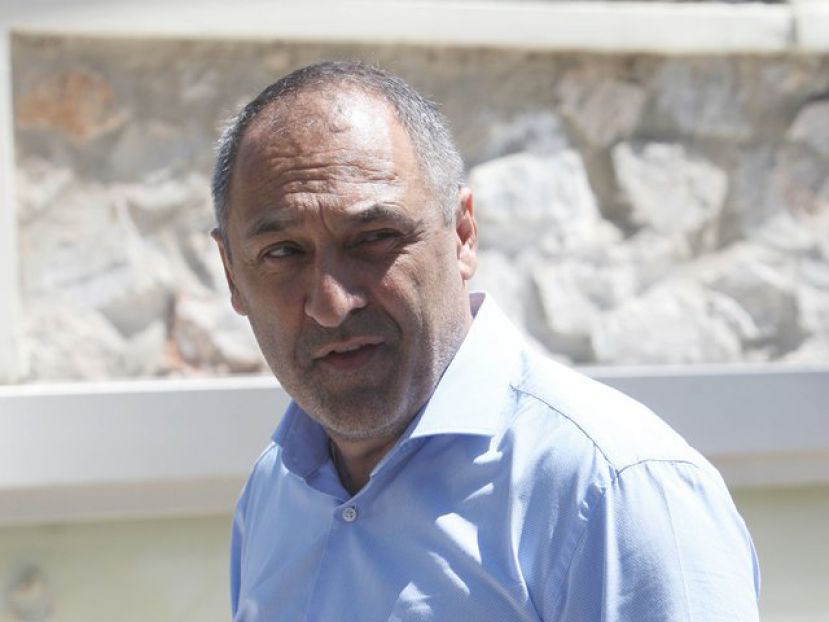 Παπαθανασάκης: «Χαρίζω τις μετοχές»