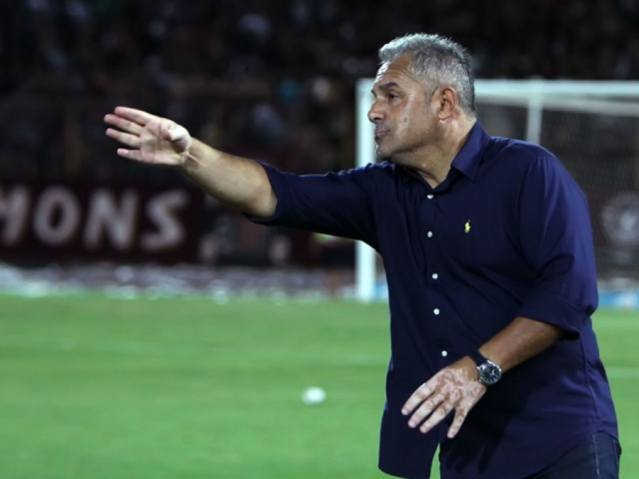 Τον στηρίζει και τον…αδειάζει!