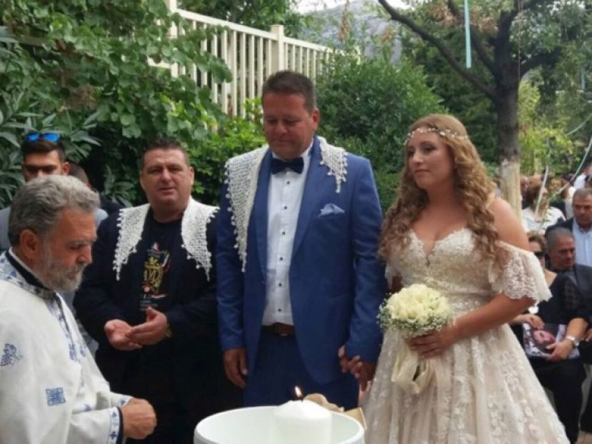 Με κουμπάρο τον πρόεδρο