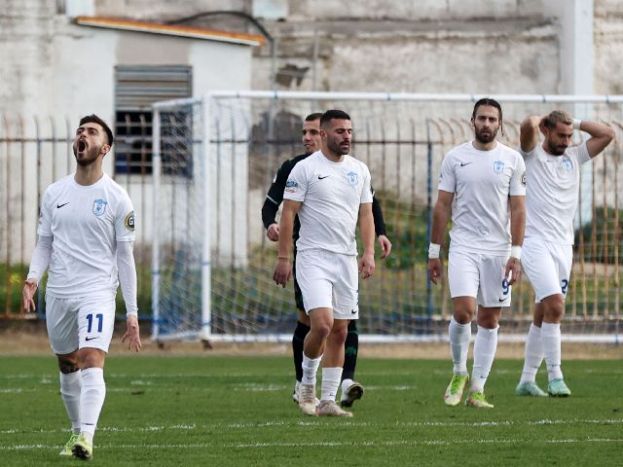 19άδα με τρεις νεαρούς