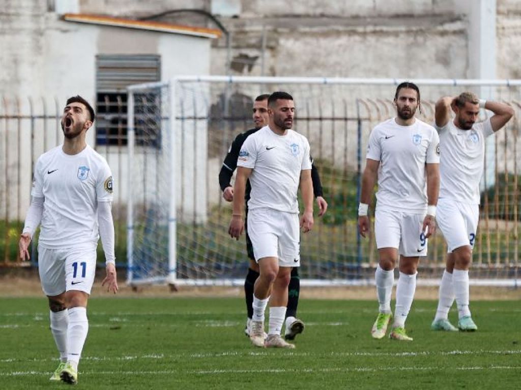 19άδα με τρεις νεαρούς