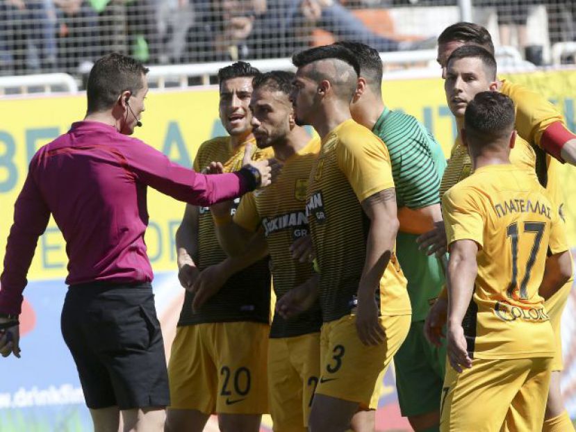 Τρεις στο απουσιολόγιο