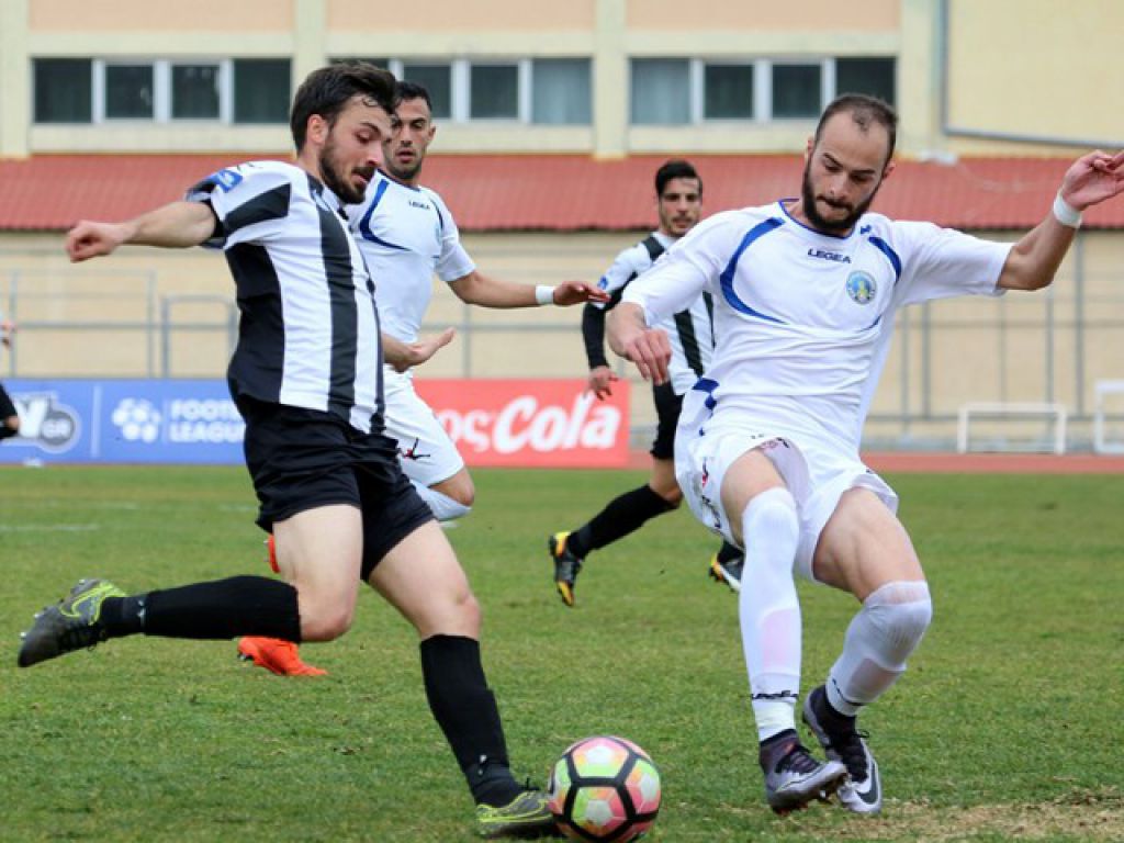 Συνεχίζει να αγνοεί το διπλό