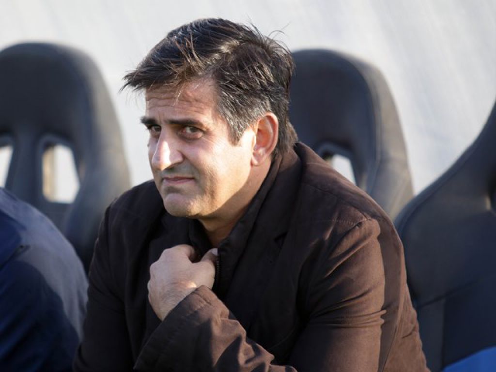 Αποφασίζει για προπονητή