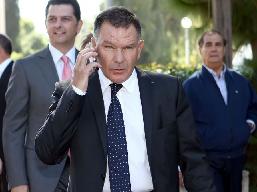«Καραστημένη δίκη, βρωμιάρης ο Σταθάκης!»