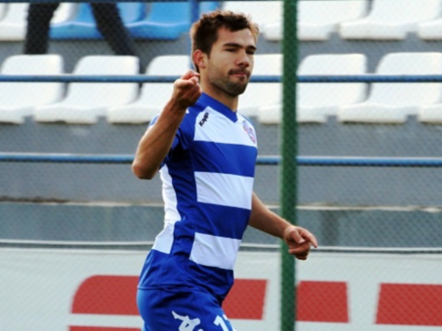 Ντύνει στα βυσσινί τον Ρίστοβιτς