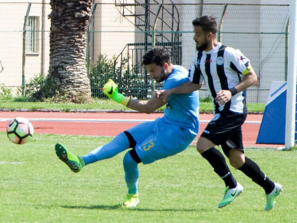 Ψάχνει «τρίποντο» σωτηρίας