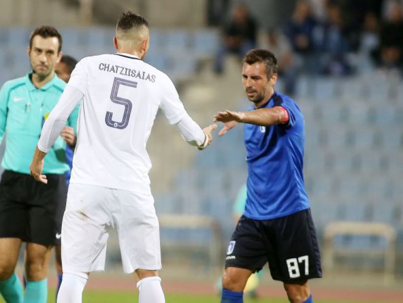 Τρεις εκτός πλάνων