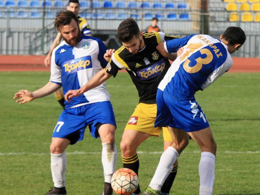 Εκτίουν τρεις