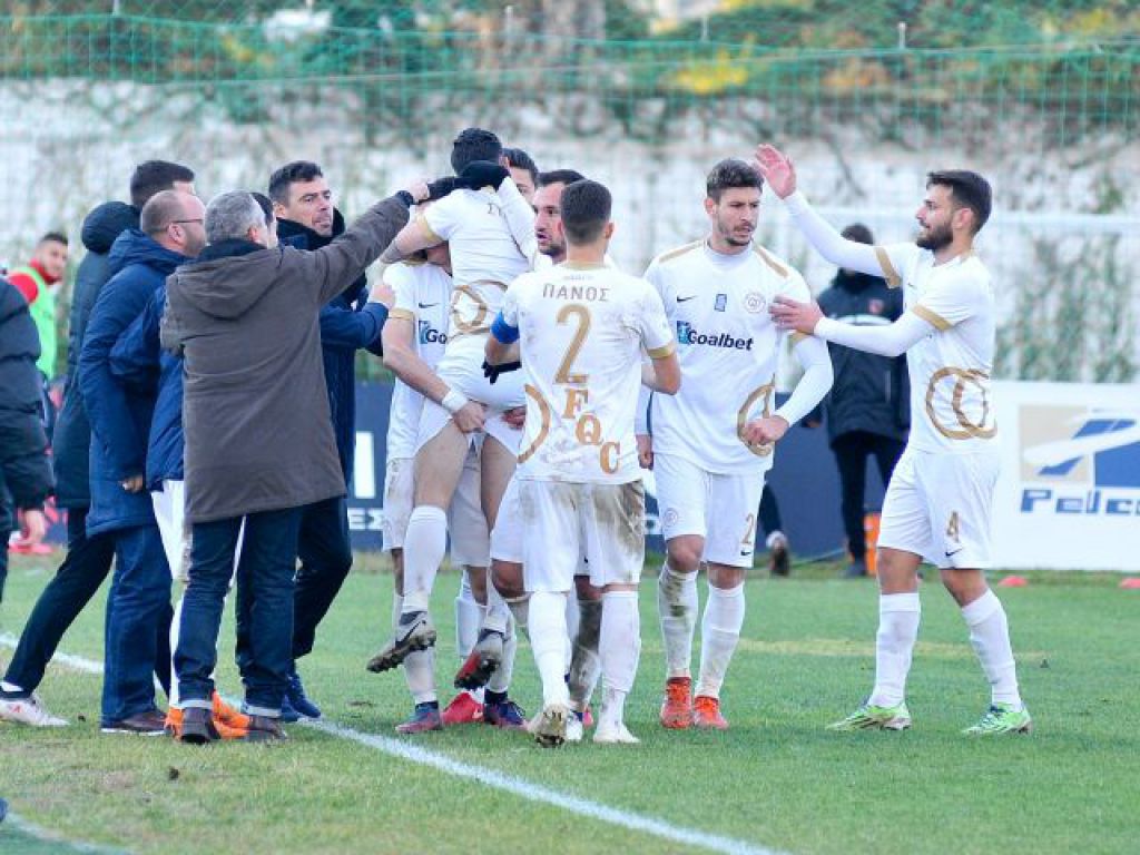 Όλοι γήπεδο