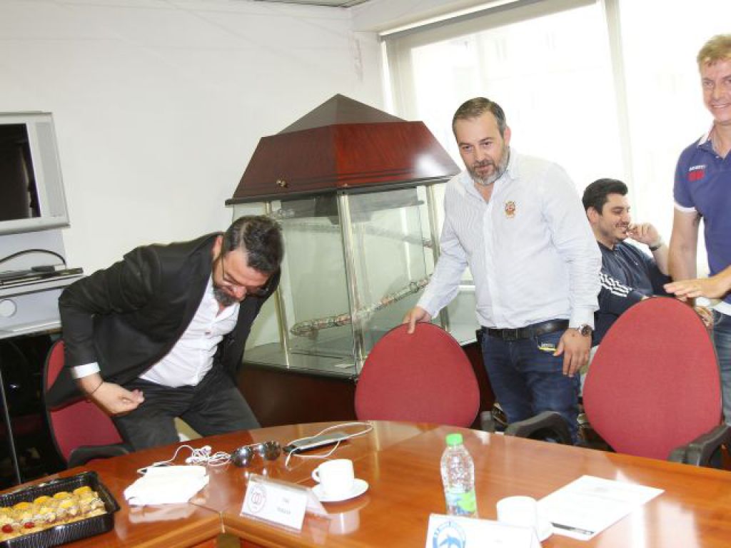 «Τα κλειδιά στον Μπέκιο»