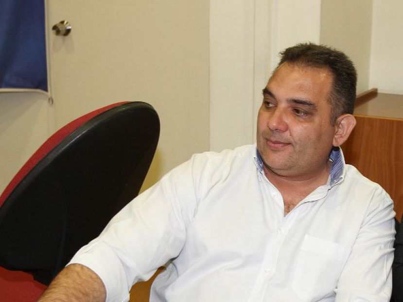 Ανοίγει τα χαρτιά του
