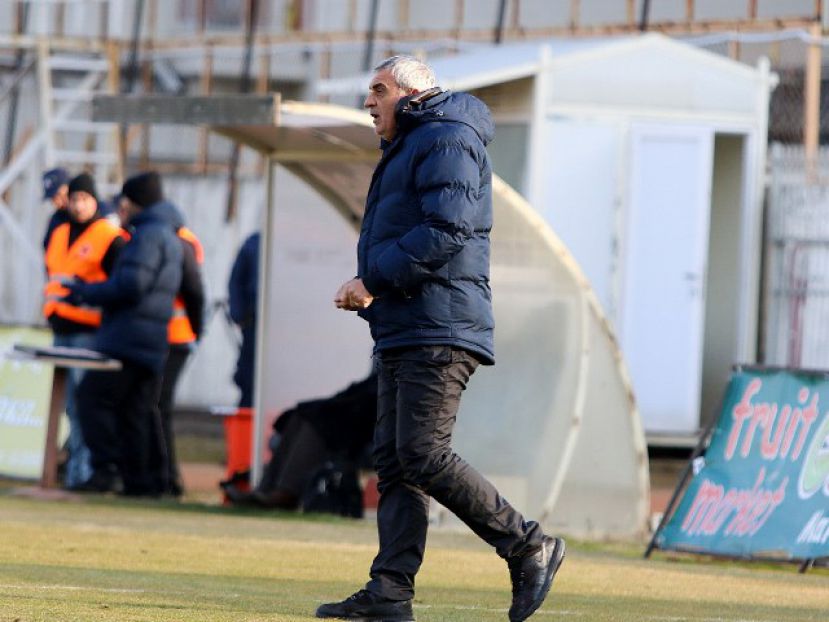 «Με την πλάτη στον τοίχο»