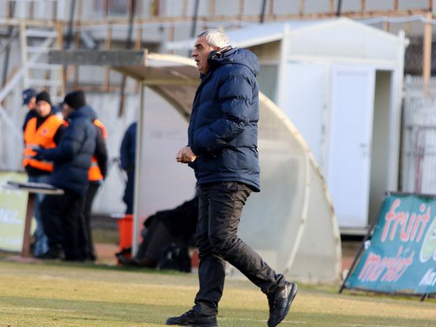 «Με την πλάτη στον τοίχο»