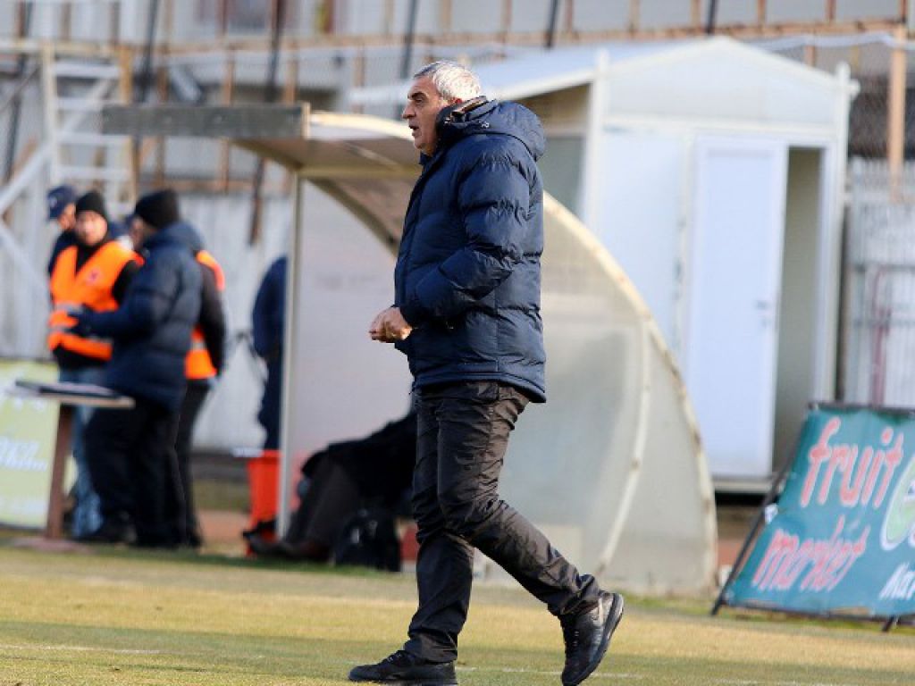 «Με την πλάτη στον τοίχο»
