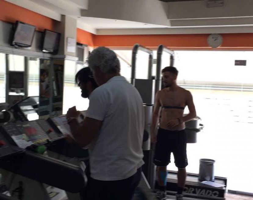 Παρουσιάζει τα αποκτήματα