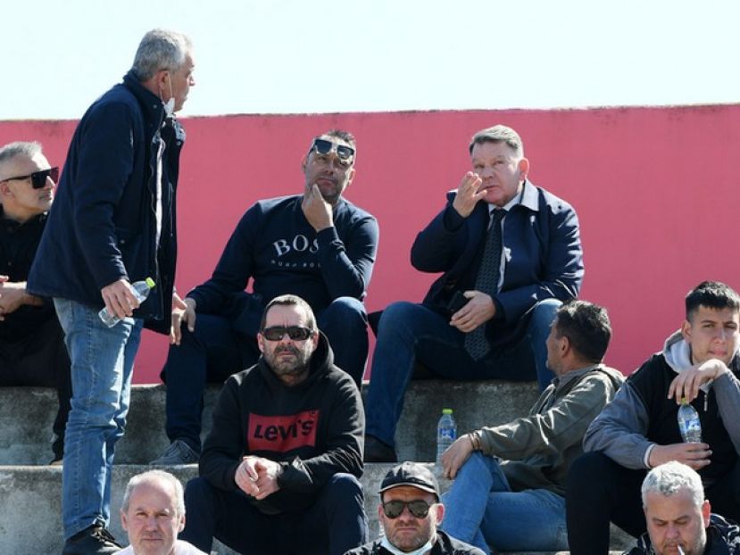 «Βρίζουν χυδαία οικογένειες και μανάδες»
